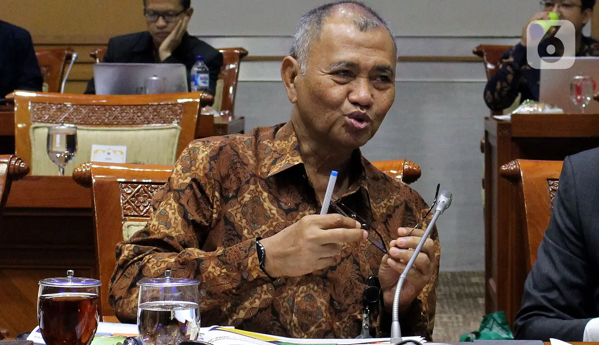 Ketua Komisi Pemberantasan Korupsi (KPK) Agus Rahardjo berbincang saat akan mengikuti rapat dengan Komisi III DPR RI di kompleks Parlemen, Jakarta, Rabu (27/11/2019). Rapat membahas evaluasi kinerja KPK masa kerja 2015-2019. (Liputan6.com/Johan Tallo)