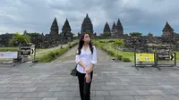 Reisa Broto Asmoro berbagi pengalaman ketika mengunjungi Candi Prambanan di masa pandemi Covid-19. (dok. Instagram @reisabrotoasmoro/https://www.instagram.com/p/CMGQbAFDdX6/)