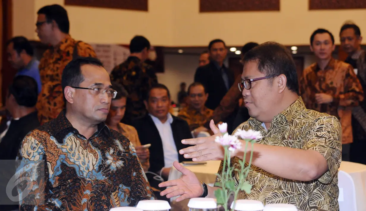 Menteri Perhubungan, Budi Karya Sumadi (kiri) berbincang dengan Menkominfo Rudiantara jelang seminar dan bedah buku Jokoway di Jakarta, Kamis (27/10). Seminar bertema Era Nawacita dan Relevansi Kepemimpinan Multidimensi. (Liputan6.com/Helmi Fithriansyah)