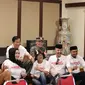 Anggota grup Srimulat yang tersisa dalam persiapan tampil di panggung pertunjukan Srinewlat. (Dok. IST)