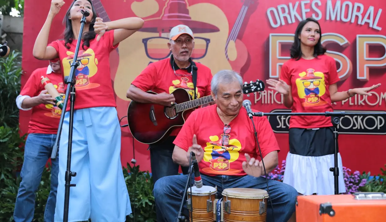 Nama Orkes Moral Pancaran Sinar Petromak atau sering dikenal OM PSP merupakan grup yang sempat tenar pada tahun 1980-an. Lagu-lagunya yang kocak membuat nama grup ini dikenal di Indonesia. (Adrian Putra/Bintang.com)
