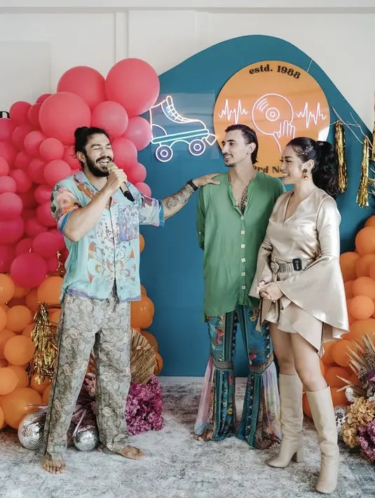 Dress tersebut dipadukan dengan belt silver berbentuk love di bagian depan. Serta dipadukan dengan sepati boots knee heels warna nude. @inijedar