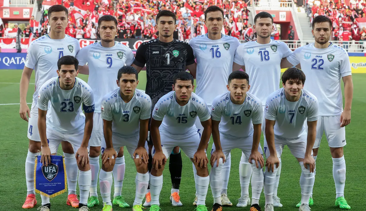 <p>Foto tim starting XI Uzbekistan U-23 jelang laga semifinal Piala Asia U-23 2024 menghadapi Timnas Indonesia U-23 di Abdullah bin Khalifa Stadium, Doha, Qatar, Senin (29/4/2024). (AFP/Karim Jaafar)</p>