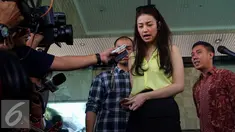 Artis Velove Vexia kembali menyambangi Gedung KPK untuk menemui sang ayah, OC Kaligis, Jakarta, Senin (27/7/2015). Namun, kedatangan Velove untuk menemui OC Kaligis kembali ditolak oleh pihak KPK karena masih ada pemeriksaan. (Liputan6.com/Yoppy Renato)