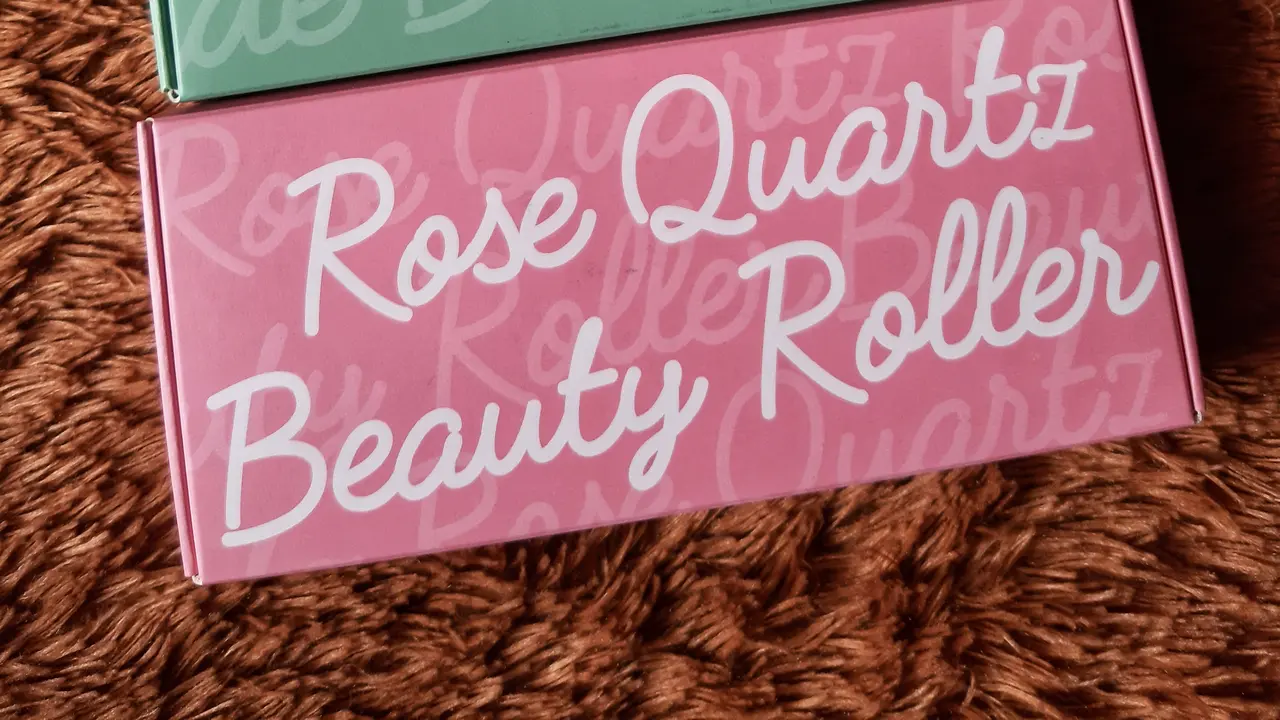 Jade Beauty Roller dan Rose Quartz Beauty Roller dari KayCollection
