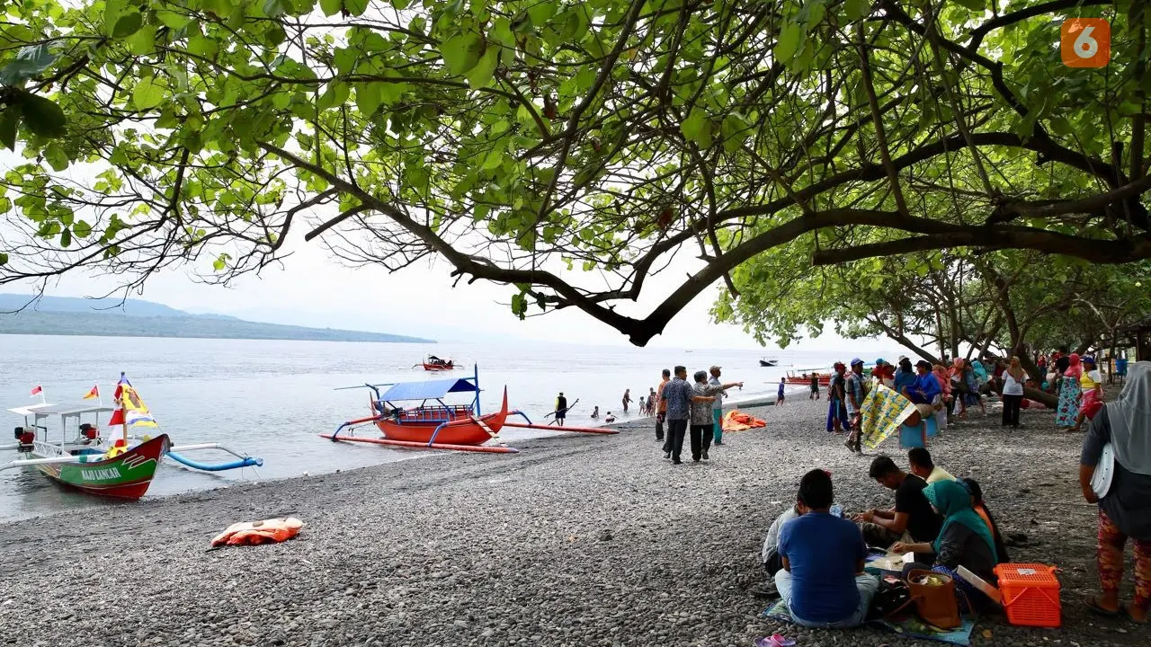 Para wisatawan menikmati indahnya pemandangan laut selat Bali di destinasi wisata Grand Watudodol Banyuwangi (Hermawan Arifianto/Liputan6.com)