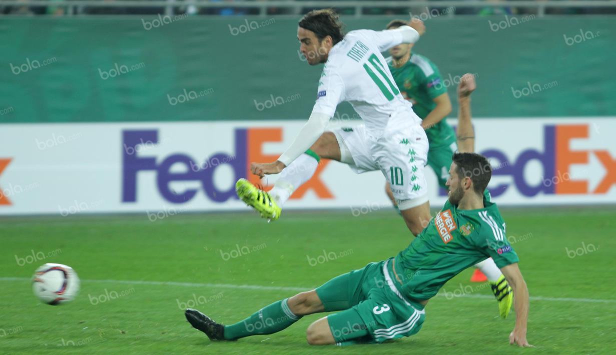 Tendangan pemain Sassuolo, Alessandro Matri, masih mampu dihadang bek Rapid Vienna dalam laga Grup F Liga Europa di Stadion Allianz, Wina, Jumat (21/10/2016) dini hari WIB. Rapid bermain imbang 1-1 melawan Sassuolo.. (Bola.com/Reza Khomaini)