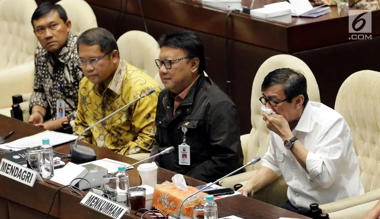 Menkominfo Rudiantara (kiri) dengan Mendagri Tjahjo Kumolo (tengah) dan Menkumham Yasonna Laoly saat rapat RUU Ormas di Kompleks Parlemen, Senayan, Jakarta, Jumat (20/10). (Liputan6.com/Johan Tallo)