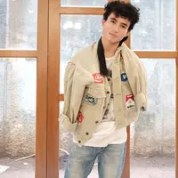 Rambut keriting Giulio ini sepertinya yang menjadi daya pikat para gadis untuk mendekatinya. Meski tampak seperti anak brandalan, namun sosok Giulio tetap manis dan memukau. (Instagram/giulioparengkuan)