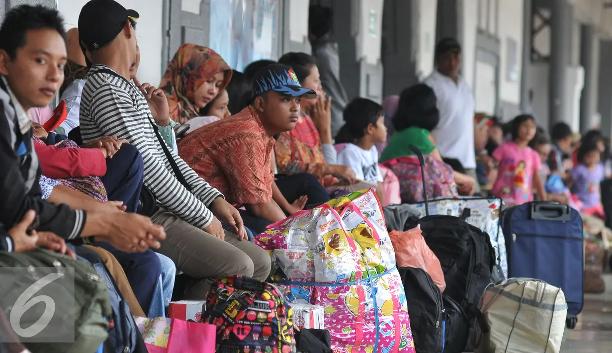 Sejumlah pemudik terlihat menunggu di Stasiun Senen, Jakarta, Selasa (7/7/2015). Para pemudik mengaku sengaja mudik lebih awal untuk menghindari puncak arus mudik yang diperkirakan akan terjadi pada H-5 Lebaran. (Liputan6.com/Herman Zakharia)