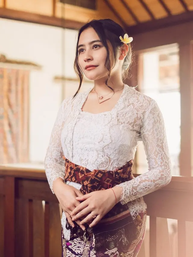FOTO: Gaya Prilly Latuconsina dalam Busana Khas Bali Ini Makin Menawan