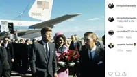 Jacky O Kennedy dengan busana ikonis di hari Presiden JFK terbunuh. (dok. Instagram @mrsjohnfekennedy/https://www.instagram.com/p/BbzjxznFQJw/Dinny Mutiah)