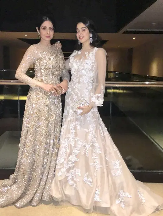 Di tulisannya yang panjang, terungkap bahwa sosok Sridevi itu bukan hanya ibu baginya, namun juga sahabat yang selalu ada untuknya. Sebagai aktris pendatang baru, Janhvi sangat merasakan dukungan dari ibunya. (Instagram/sridevi.kapoor)