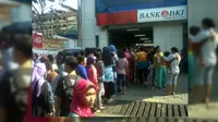 Cairkan Dana KJP, Warga Tanjung Priok Rela Antre hingga ke Jalan