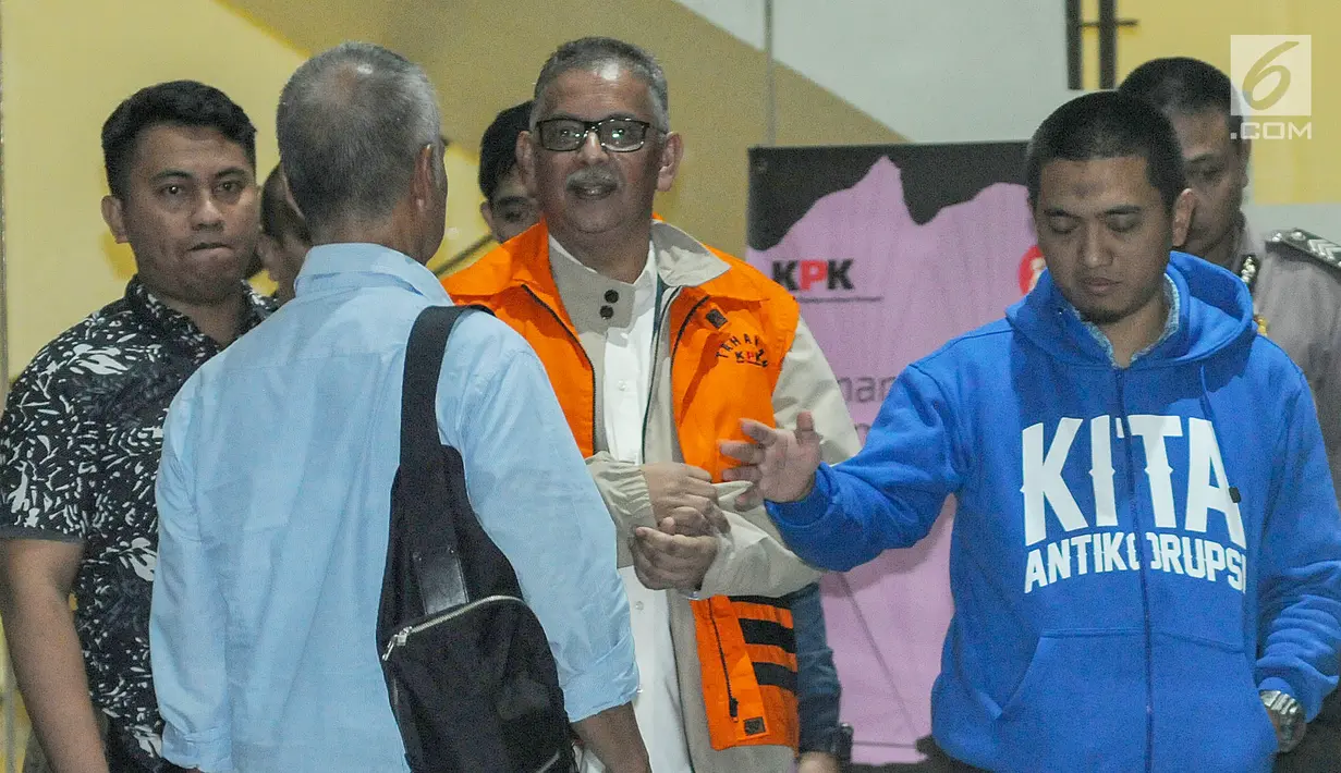 Dirut PT. PLN nonaktif Sofyan Basir memakai rompi tahanan dikawal petugas usai pemeriksaan di Gedung KPK, Jakarta, Senin (27/05/2019). Sofyan Basir diduga bersama-sama Eni Saragih dan Idrus menerima suap dari Johannes Kotjo dalam pembangunan proyek PLTU Riau-1. (merdeka.com/Dwi Narwoko)