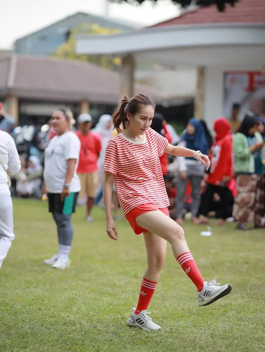 Ibunda Bilqis itu tampil dengan busana kasual. Mengenakan kaos bergaris merah putih dan celana pendek warna merah. Sedangkan sepatu yang dikenakan warna putih dan kaos kaki warna merah. Kostum Ayu menyesuaikan nuansa 17 Agustus-an, yaitu merah putih. [Instagram/ayutingting92]