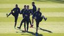 Pemain Juventus melakukan pemanasan sebelum melakukan latihan jelang laga lanjutan grup H Liga Champions yang berlangsung di stadion Stade de Suisse, kamis (13/12). Juventus akan berhadapan dengan tuan rumah Young Boys. (AFP/Marco Bertorello)