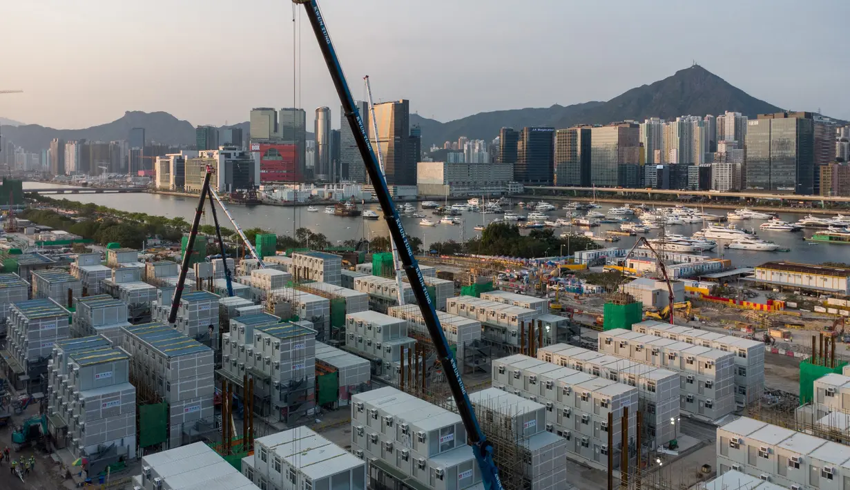 Foto udara menunjukkan lokasi pembangunan fasilitas isolasi sementara untuk menampung pasien Covid-19 yang sedang dibangun di Terminal Kapal Pesiar Kai Tak, Hong Kong (6/4/2022). Bangunan tersebut akan berisi 1.000 tempat tidur dan diharapkan bisa mengurangi beban di rumah sakit umum. (AFP/Yan Zhao)
