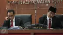Ketua DKPP Jimly Asshidiqie (kanan) memimpin sidang agenda pembacaan sembilan putusan di Jakarta, Jumat (7/4). Salah satunya, putusan sidang kode etik Ketua KPU DKI, Sumarno, dan Ketua Bawaslu DKI, Mimah Susanti. (Liputan6.com/Faizal Fanani)
