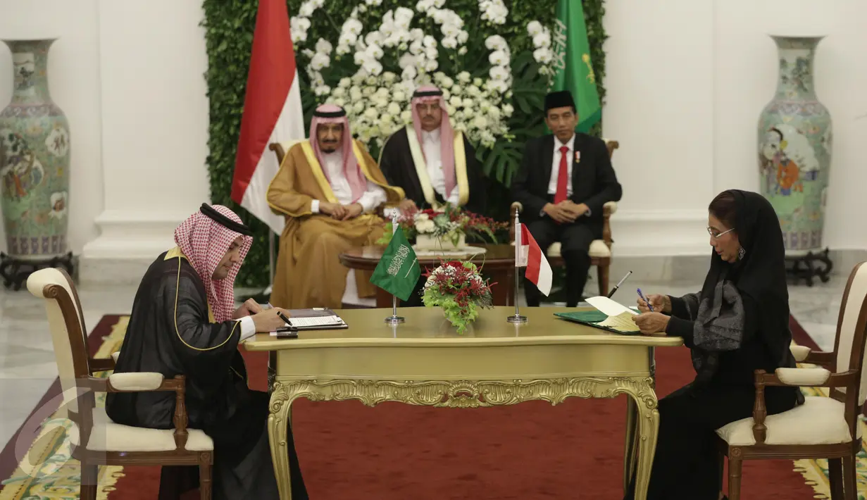 Menteri Kelautan dan Perikanan Susi Pudjiastuti (kiri) menandatangani kerjasama dengan pejabat Arab Saudi disaksikan oleh Presiden Jokowi dan Raja Arab Salman bin Abdulaziz Al-Saud di Istana Bogor, Jawa Barat, Rabu (1/3). (Liputan6.com/Angga Yuniar)