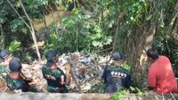 TNI dan relawan membersihkan gunungan sampah di sungai Kalibaru, Bogor. (Liputan6.com/Achmad Sudarno)