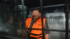 Usai Diperiksa, KPK langsung menahan mantan hakim Pengadilan Tipikor Bandung, Ramlan Comel, Jakarta, Kamis (14/8/2014) (Liputan6.com/Miftahul Hayat)