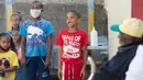 Anak-anak menyanyikan Selamat Ulang Tahun untuk Fredie Blom ketika merayakan ulang tahun ke 116 di rumahnya di Delft, dekat Cape Town, 8 Mei 2020. Menurut 'Oupa' (kakek) Fredie dan kartu identitasnya, ia lahir pada tahun 1904 yang menjadikannya salah satu pria tertua di dunia. (RODGER BOSCH/AFP)