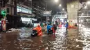 Pengendara mendorong motor saat banjir menggenangi kawasan Simpang Seskoal, Kebayoran Lama, Jakarta, Sabtu malam (16/2). Banjir setinggi 50cm - 1 meter hanya bisa dilalui bus atau kendaraan berukuran besar. (Liputan6.com/Septian)