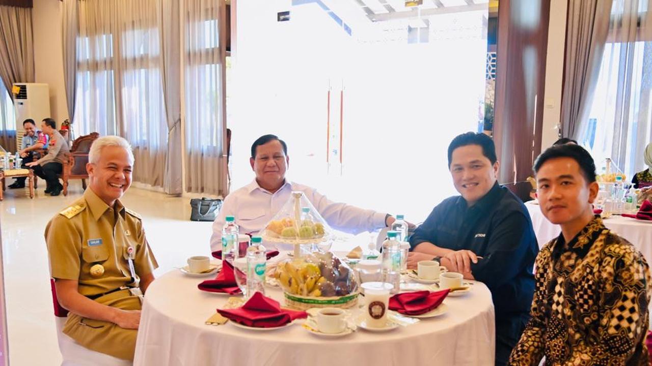 Prabowo Subianto, Erick Thohir, Ganjar Pranowo, dan Gibran Rakabuming berbincang-bincang di ruang tunggu bandara sambil menunggu kedatangan Presiden Jokowi