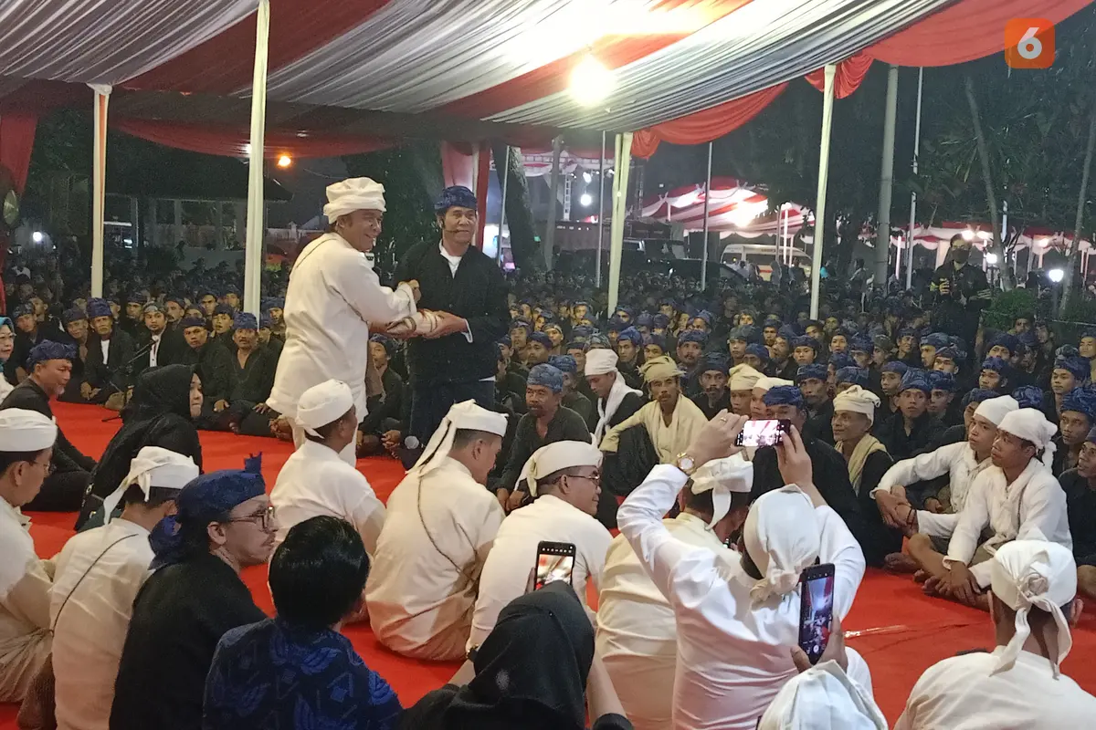 Perwakilan Tetua Adat Baduy, Menyerahkan Laksa, ke Pj Gubernur Banten. (Sabtu, 18/05/2024). (Yandhi Deslatama/Liputan6.com).