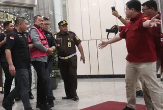 Mantan Wakil Kepala Badan Gizi Nasional (BGN), Lodewyk Pusung (mengenakan rompi tahanan), digiring menuju mobil tahanan usai menjalani pemeriksaan di Gedung Kejaksaan Agung RI, Jakarta, Rabu (3/6/2026). (Kapanlagi.com/Budy Santoso)