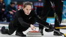 Atlet curling asal Rusia, Anastasia Bryzgalova tampil melawan ganda campuran Swiss Kanada pada Olimpiade Musim Dingin Pyeongchang 2018, Sabtu (10/2). Tatapan dingin saat konsentrasi membidik sasaran berhasil merebut hati penonton. (AP/Natacha Pisarenko)