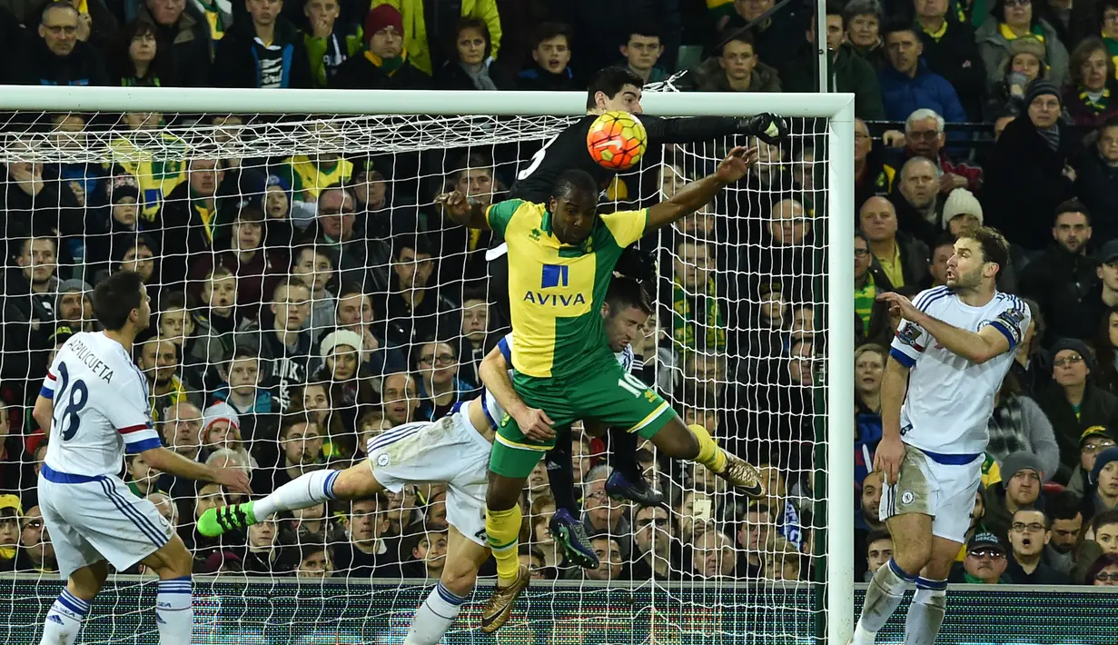 Kiper Chelsea, Thibaut Courtois, mengamankan gawangnya dari serangan pemain Norwich City dalam laga Liga Inggris di Stadion Carrow Road, Norwich, Rabu (2/3/2016) dini hari WIB. (AFP/Ben Stansall)