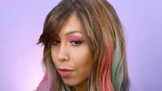 Trik Jitu Mewarnai Rambut dengan Eyeshadow Warna-Warni