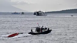 Petugas gabungan masih terus melakukan pencarian di berbagai penjuru Selat Bali. (SONNY TUMBELAKA/AFP)
