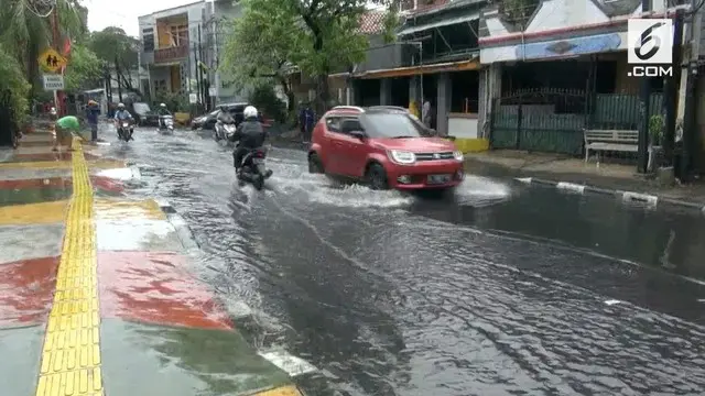 Hujan yang terjadi sejak Rabu (27/09/2017) dini hari membuat Jakarta mengalami banjir dan kemacetan.