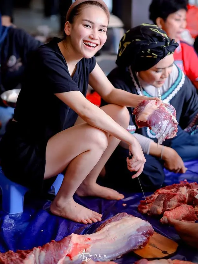 Ayu Ting Ting potong daging kurban (Instagram/ayutingting92)