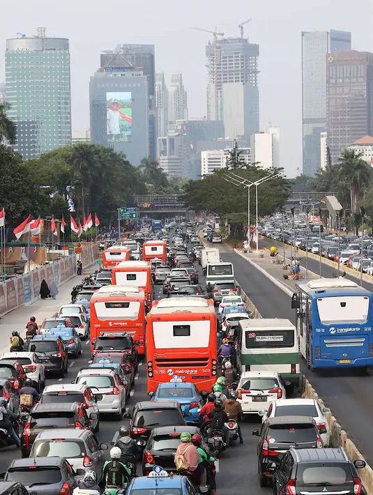 Kendaraan terjebak kemacetan di kawasan Senayan, Jakarta, Sabtu (25/8). Diberlakukannya rekayasa lalu lintas serta tingginya antusias warga menonton Asian Games 2018 menyebabkan sekitar Senayan mengalami kemacetan. (Liputan6.com/Immanuel Antonius)