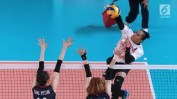 Pevoli putri Indonesia, Aprilia S Manganang (atas) melakukan smash ke arah area permainan Korea pada perempat final voli putri Asian Games 2018 di Tennis Indoor GBK, Rabu (29/8). Indonesia kalah 0-3. (Liputan6.com/Helmi Fithriansyah)