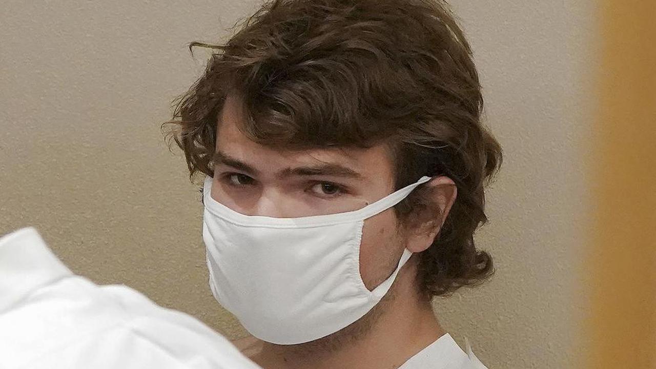 Payton Gendron di Pengadilan Kota Buffalo, Sabtu, 14 Mei 2022, di Buffalo, New York Gendron didakwa atas tuduhan pembunuhan tingkat pertama atas penembakan di supermarket dan diperintahkan ditahan tanpa jaminan. (Mark Mulville/The Buffalo News via AP)