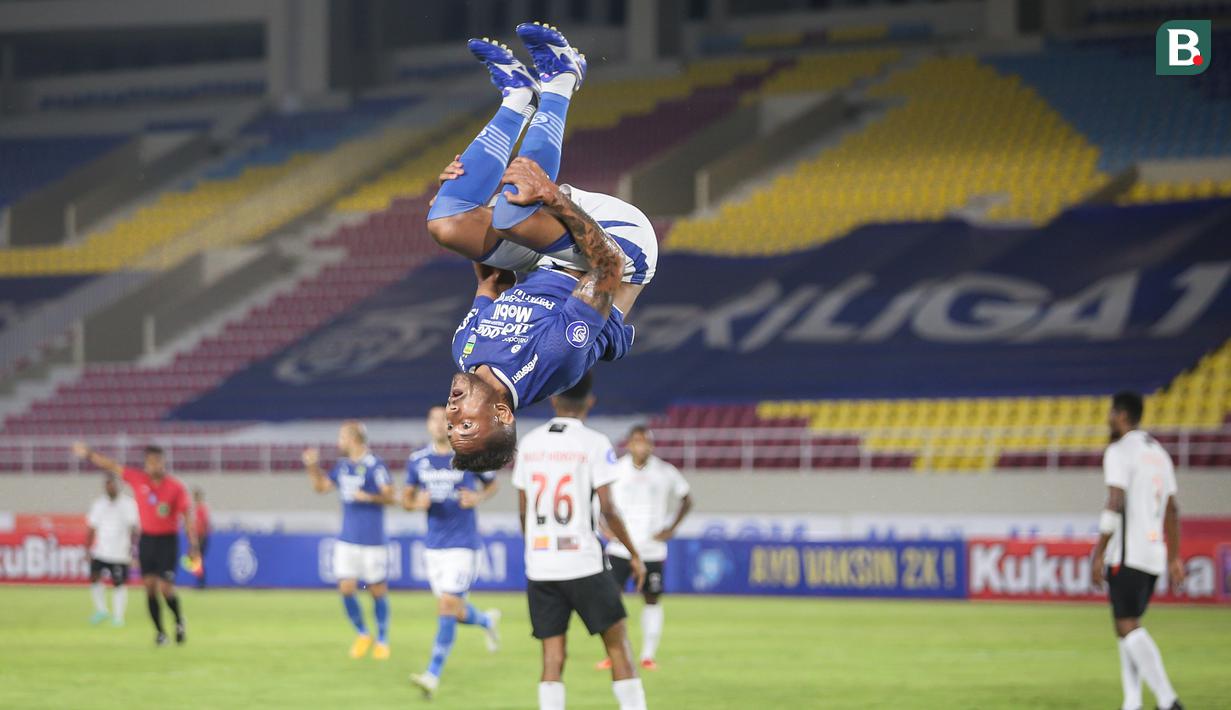 Pemain Persib Bandung, Wander Luiz melakukan selebrasi usai mencetak gol pertama timnya ke gawang Persipura Jayapura dalam laga pekan ke-10 BRI Liga 1 2021/2022 di Stadion Manahan, Solo, Sabtu (30/10/2021). (Bola.com/Bagaskara Lazuardi)
