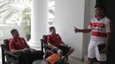 Pelatih Madura United, Gomes De Olivera, asyik berdiskusi dengan asissten pelatinya, Alan Haviluddin. (Bola.com/Vitalis Yogi Trisna)
