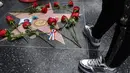 Bunga dari penggemar diletakan di Hollywood Walk of Fame Michael Jackson memperingati sepuluh tahun kematian superstar itu di Los Angeles, Selasa (25/6/2019). Tepat pada hari ini sepuluh tahun yang lalu berita kematian King of Pop Michael Jackson mengguncang dunia. (Chris Pizzello/Invision/AP)