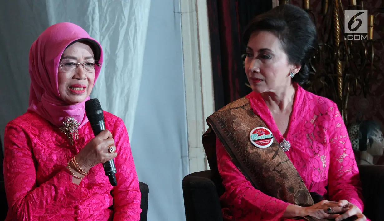 Ibunda Presiden Joko Widodo, Sudjiatmi Notomiharjo (kiri) memberi keterangan pada acara penghargaan Perempuan Tangguh Award 2018 di Rumah Pertiwi, Jakarta, Sabtu (22/12). Sudjiatmi menerima Perempuan Tangguh Award 2018. (Liputan6.com/Helmi Fithriansyah)