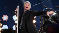 Aksi Jon Bon Jovi saat tampil di atas panggung iHeartRadio Music Awards 2018 di Inglewood, California, (11/3). iHeartRadio Music Awards adalah sebuah penghargaan musik untuk musisi dunia yang lagunya didengar sepanjang tahun. (AFP Photo/Christopher Polk)