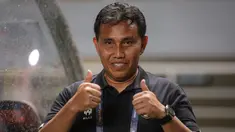 Ekspresi pelatih&nbsp;Timnas Indonesia U-17, Bima Sakti&nbsp;saat pertandingan Grup B Kualifikasi Piala Asia U-17 2023 melawan Timnas Guam U-17 yang berlangsung di Stadion Pakansari, Bogor, Senin (3/10/2022). (Bola.com/Bagaskara Lazuardi)