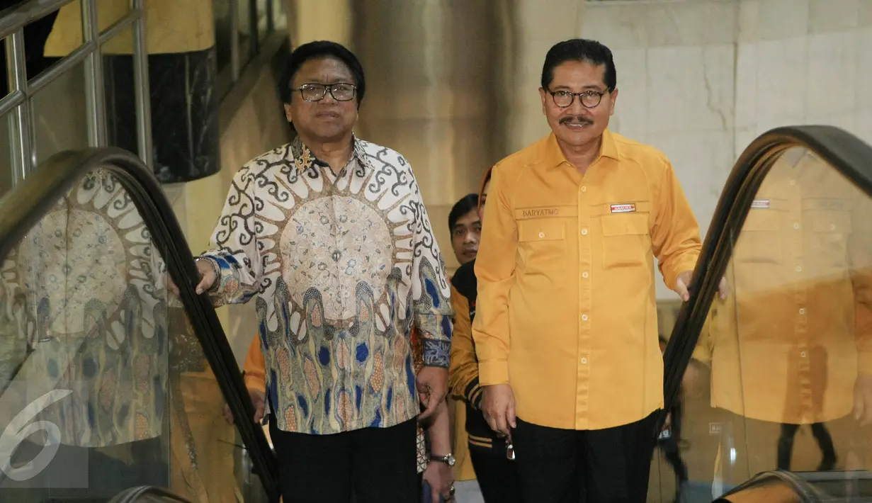 Ketua Umum Partai Hanura Oesman Sapta Odang saat tiba dalam menghadiri Rapat Pleno Partai Hanura, Jakarta, Kamis (4/5). Rapat pleno tersebut membahas Hak Angket DPR, Pergantian antar waktu Anggota DPR Fraksi Hanura. (Liputan6.com/Johan Tallo)