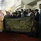 Raja Arab Saudi Salman bin Abdulaziz Al Saud bersama rombongan memberikan kiswah atau potongan penutup Kabah untuk masjid Istiqlal. (Liputan6.com/Angga Yuniar)