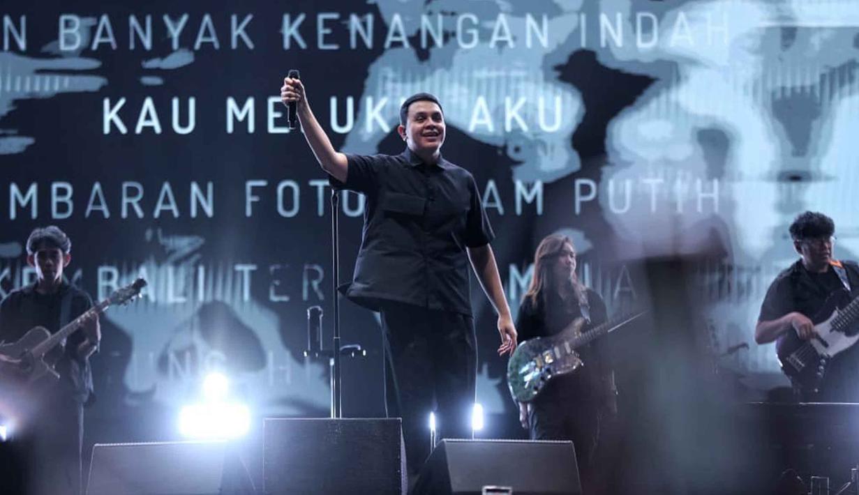 Sepanjang penampilannya, Tulus sukses membangun interaksi dengan penggemarnya dengan membawakan deretan lagu popular, seperti Jatuh Suka, Labirin, Cahaya, hingga Sepatu. Tampak dalam foto, penyanyi, Tulus saat tampil pada hari kedua gelaran KapanLagi Buka Bareng (KLBB) Festival 2026 di Stadion Madya, Kompleks Gelora Bung Karno, Senayan, Jakarta, Minggu 1 Maret 2026. (Fimela.com/Adrian Putra)