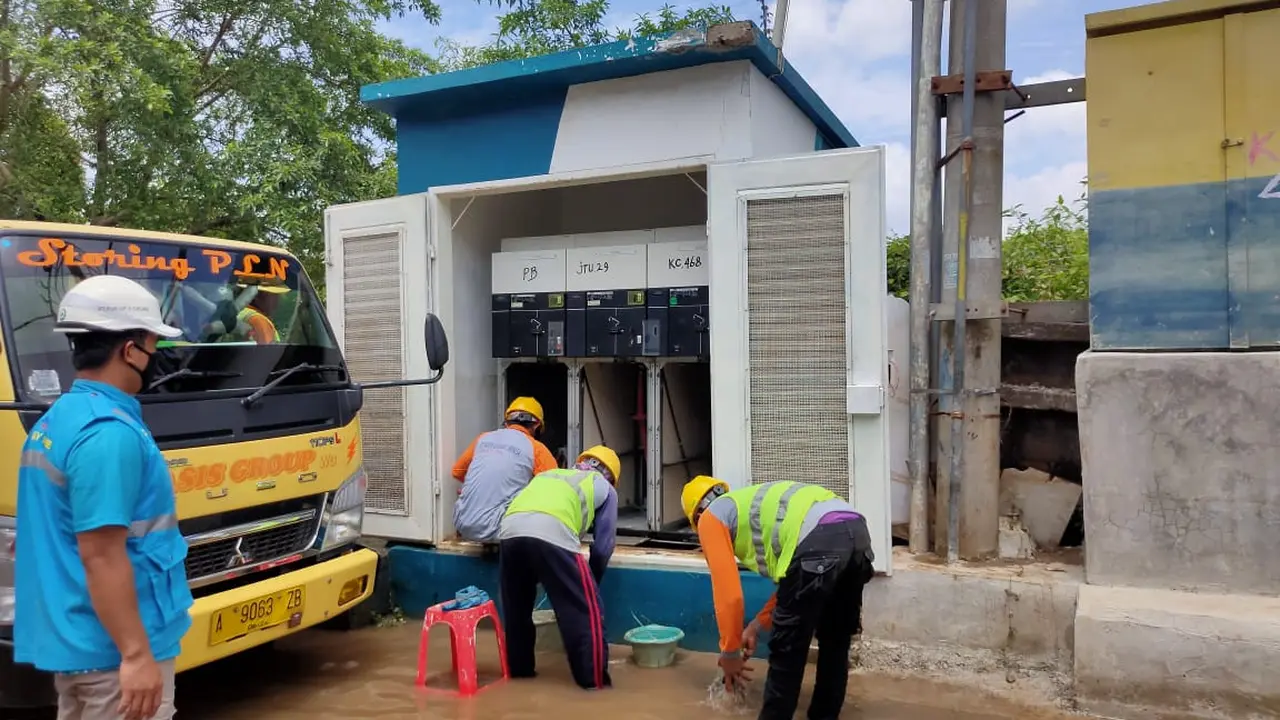Perbaikan listrik di area banjir Tangerang. (dok PLN)